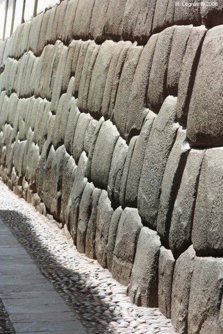 Rue Hatunrumiyoc: Enormes murs aux pierres parfaitement ajustes