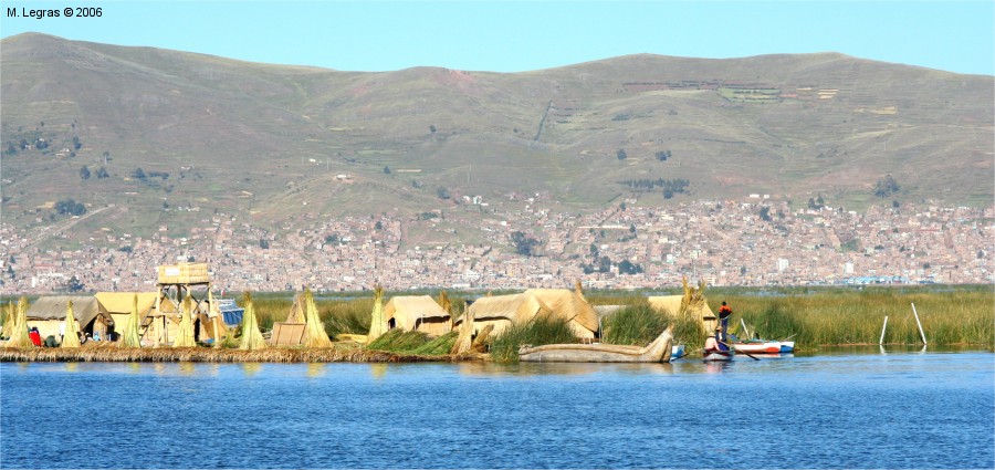 Les Iles Uros et Puno en arrire plan