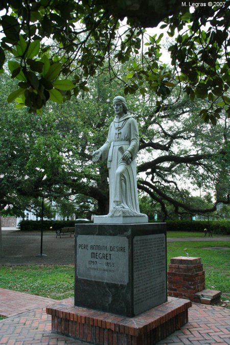 Abbeville, statue du Pre Mgret, le fondateur de la ville en 1843