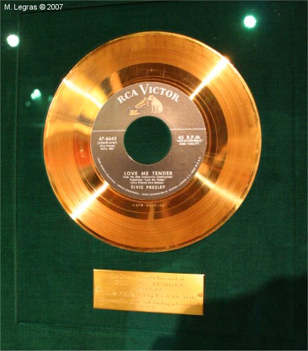 Disque d'Or de Love me Tender
