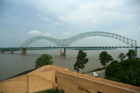 Hernando de Soto Bridge vu de Mud Island