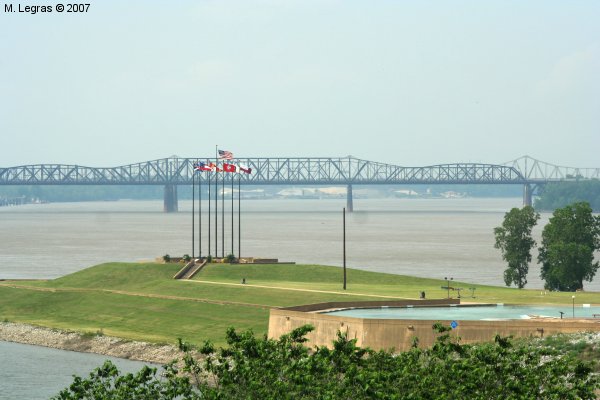 Le Mud Island River Park et le Memphis-Arkansas Bridge